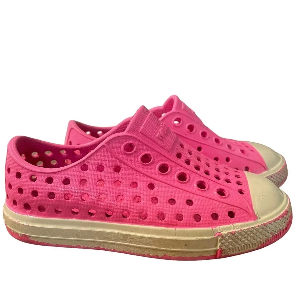 Native Pink Water Shoes Size Child 6/7